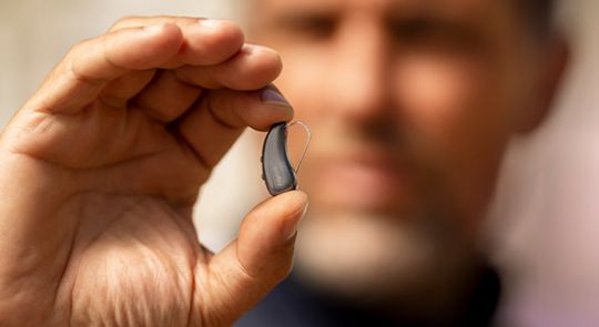 Nahezu unsichtbares Signia Hörgerät in der Hand