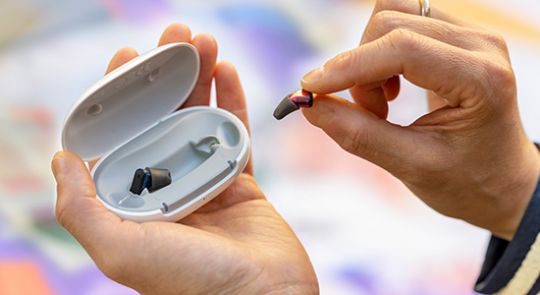 Signia Silk IX im praktischen Charger